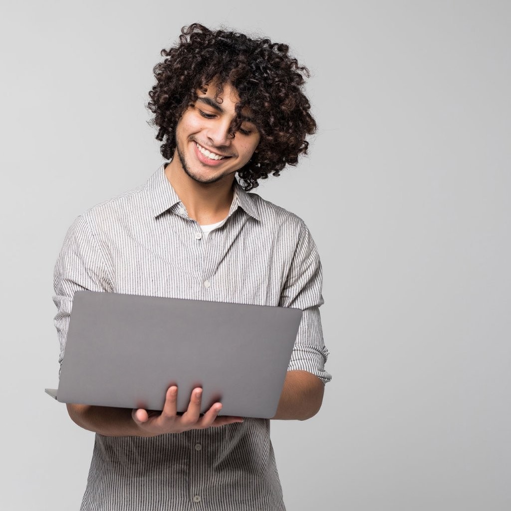 Fotos de uma homem em pé segurando notebook.